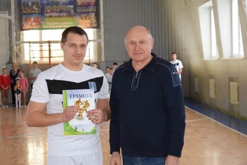Глава Верхнедонского района Александр Болдырев наградил лучших игроков зимнего первенства 